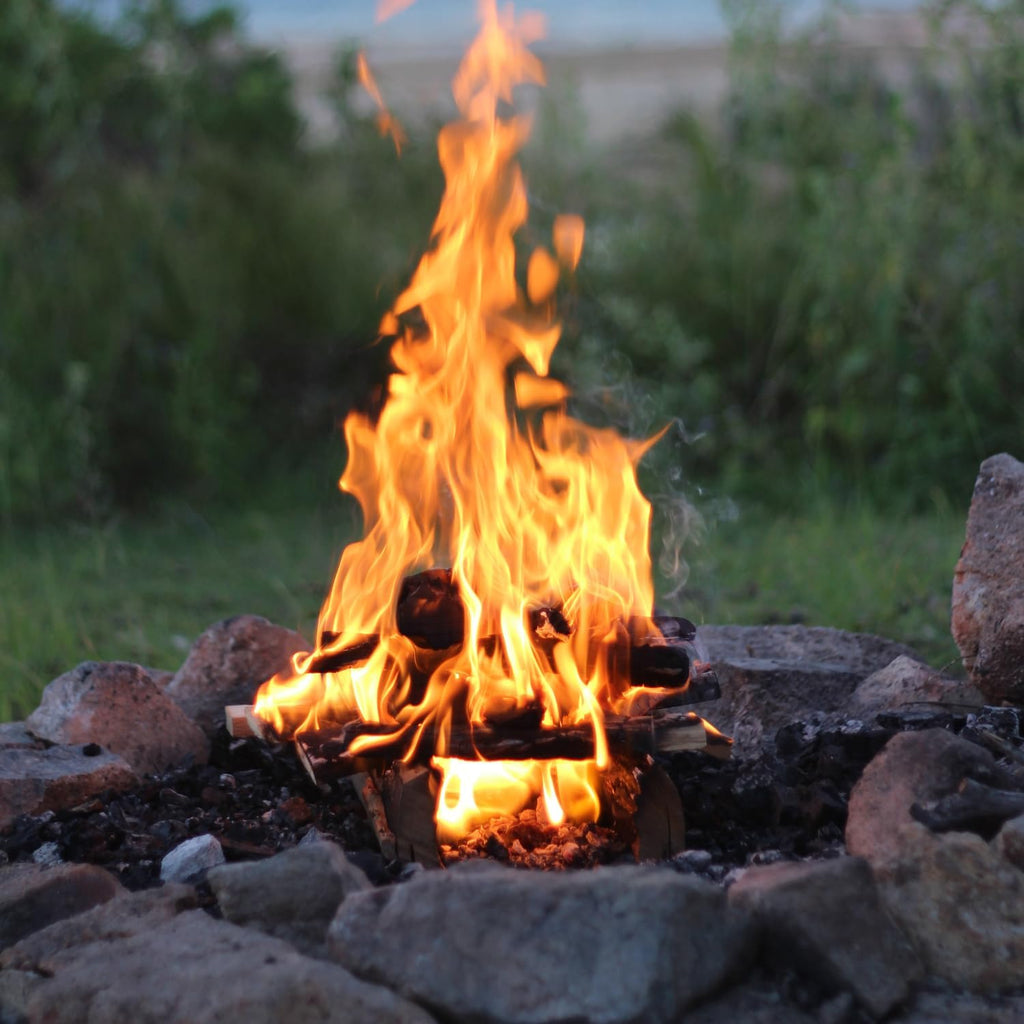 b&b charcoal piñon mini logs – 0.65 cu., close-up detail