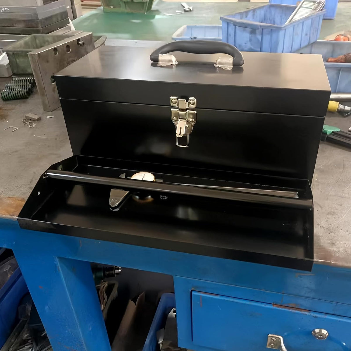 16" portable metal toolbox large tool box 18-gauge, close-up detail